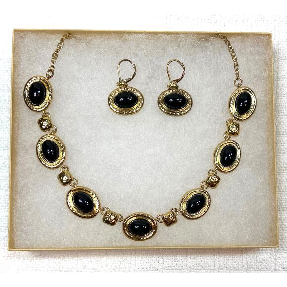 Vintage Monet Black Cabochon Gold-Tone Choker Necklace w/ Extender and Earrings - Picture 8 of 8
